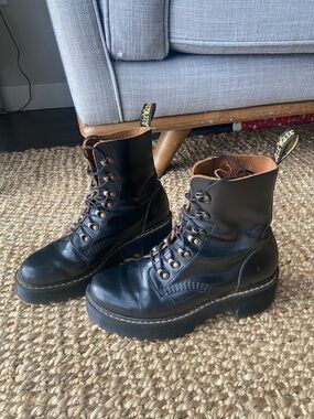 Dr Martens Leona Boots